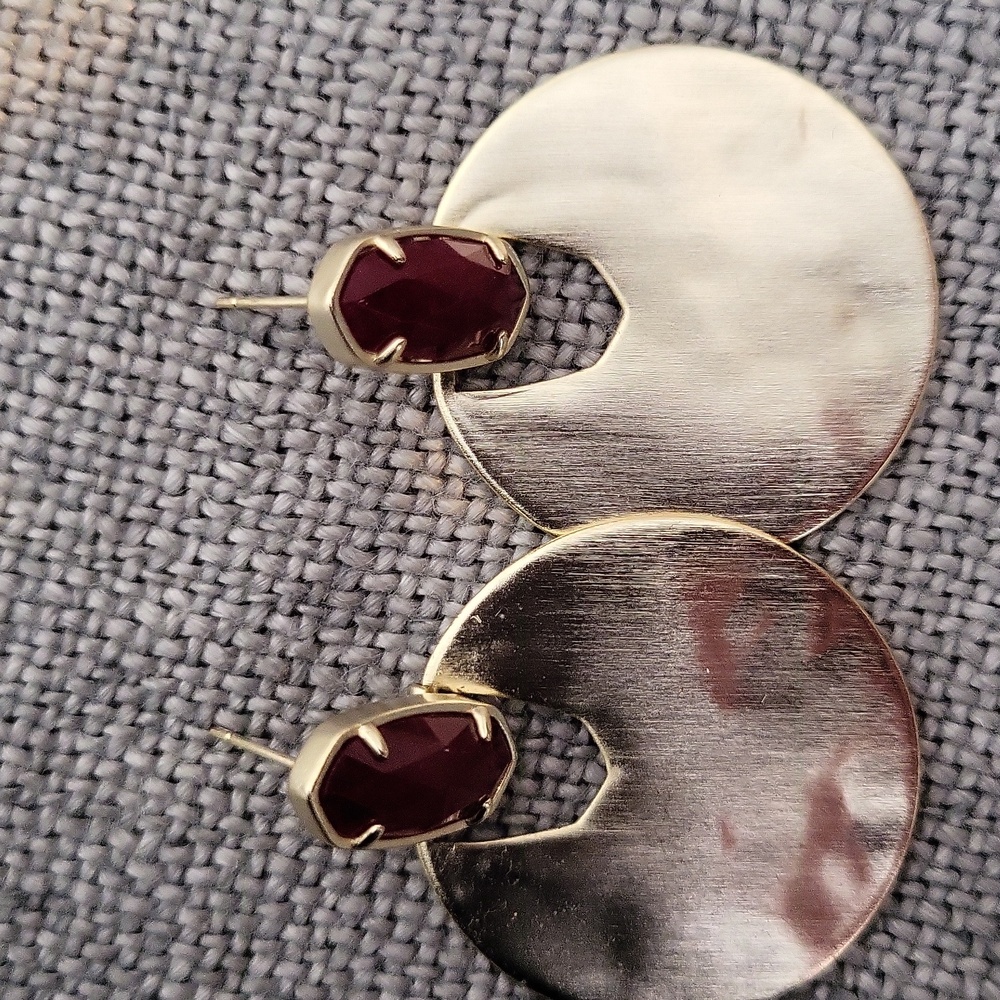Kendra Scott "Deena" Gold Hoop Earrings in Deep Magenta And Brushed Gold - Picture 2 of 3
